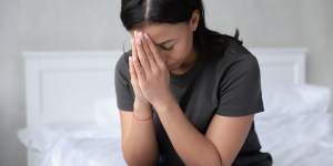 ¿Qué significado tiene rezar con las manos juntas?