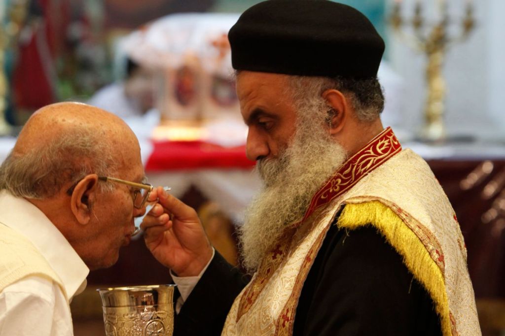 Santa comunión en la iglesia copta