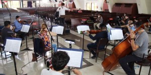 La orquesta que homenajea a las víctimas del COVID-19 desde una iglesia