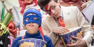 ‘Mi hermano persigue dinosaurios’ y tiene superpoderes