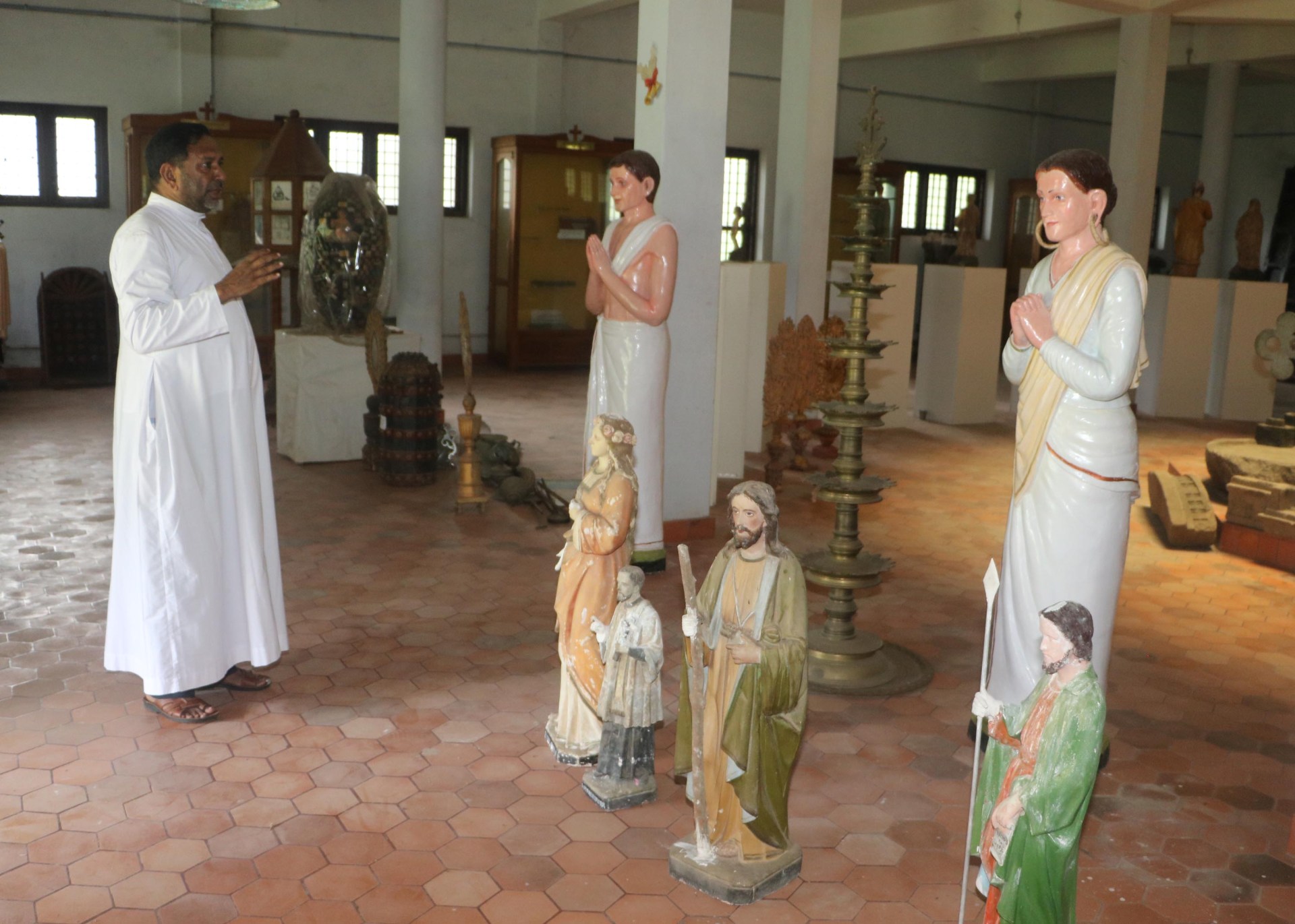 9-Archpriest-V-Karippery-at-the-shine-Arichives-Museum.jpg