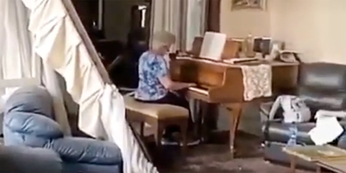 ELDERLY WOMAN PLAYING PIANO IN BERIUT