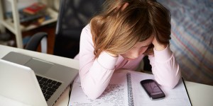 Guía para padres preocupados con el uso de las pantallas en la educación de sus hijos