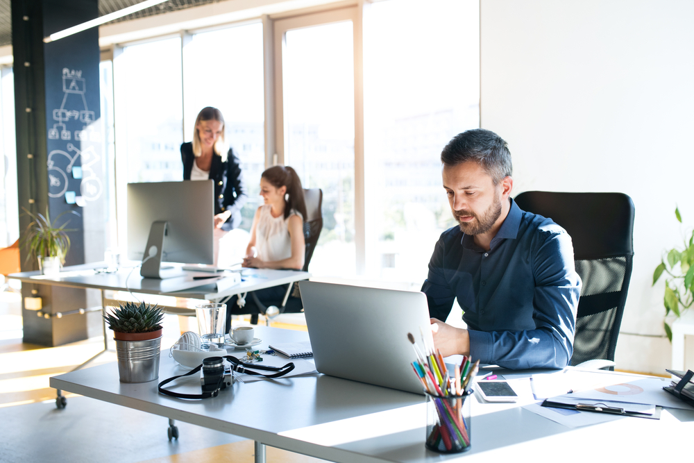 BUSINESS PEOPLE WORKING TOGETHER