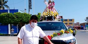 La Virgen del Rosario viaja en camioneta en una zona de Perú