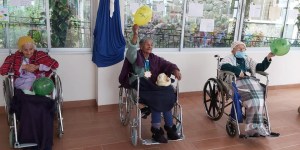Ancianos que vencen el coronavirus, alegría que rejuvenece