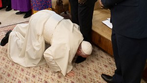 WEB3-POPE-FRANCIS-KISSES-SUDAN-000_1FK6L7-Handout-VATICAN-MEDIA-AFP.jpg