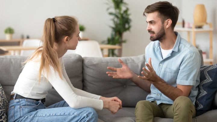 couple discute sur un canapé