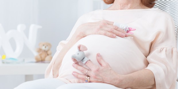 BABCIA URODZIŁA WNUCZKĘ