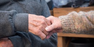 El reencuentro de una pareja de ancianos separados 100 días por la pandemia