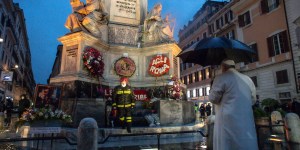 El Papa solo, bajo la lluvia, reza a la Virgen de la Plaza de España de Roma