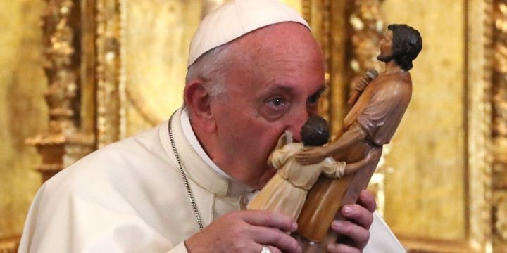 WEB3-POPE-FRANCIS-KISSES-SAINT-JOSEPH-000_XD38R-Alessandra-Tarantino-POOL-AFP.jpg
