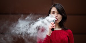 El cigarrillo electrónico preocupa a los médicos por el daño en adolescentes
