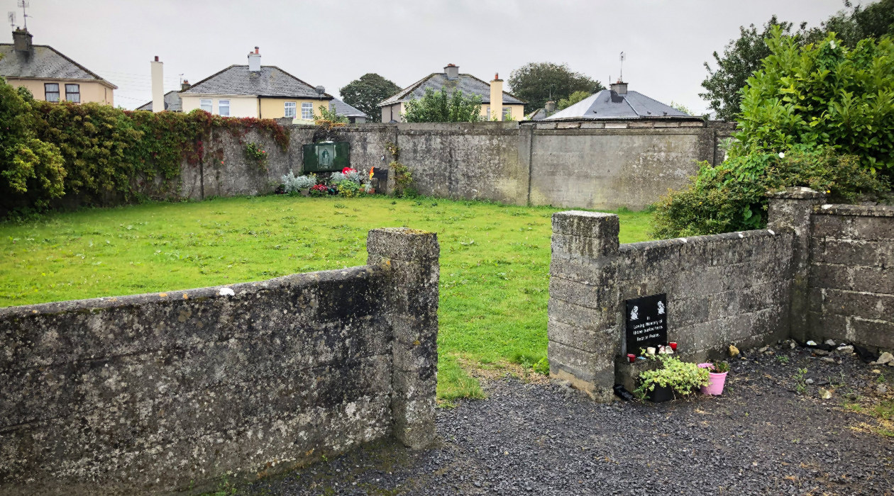 WEB3-TUAM-IRELAND-View_of_the_mass_grave_at_the_Bon_Secours_Mother_and_Baby_Home_Tuam_Galway-AugusteBlanqui-CC-BY-SA-4.0.jpg