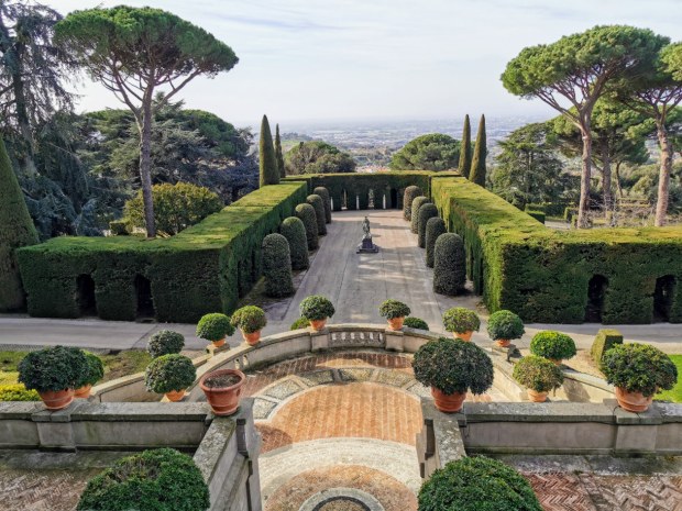 {"rendered":"Jardines Pontificios de Castel Gandolfo, uno de los m\u00e1s bellos de Italia"}