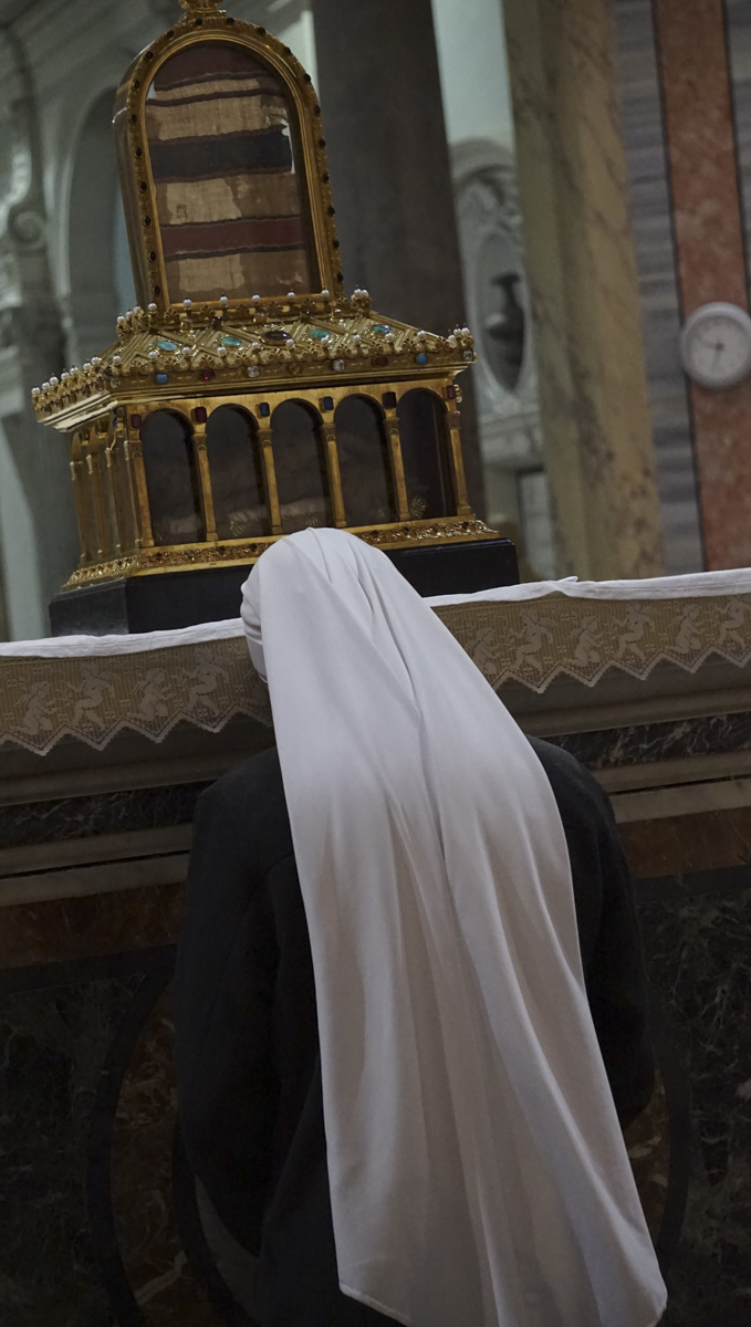 WEB2-Chiesa-di-Santa-Anastasia-la-reliquia-del-sacro-manto-di-S.-Giuseppe-02.jpg