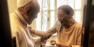 El Papa visita a Edith Bruck, superviviente de Auschwitz