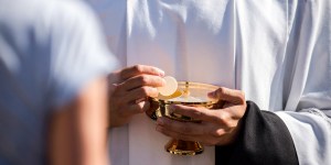 Un estudio vincula la liturgia “tradicional” con una fe más fuerte en la Presencia Real
