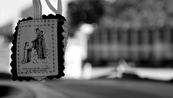 Objetos religiosos incluem o escapulário