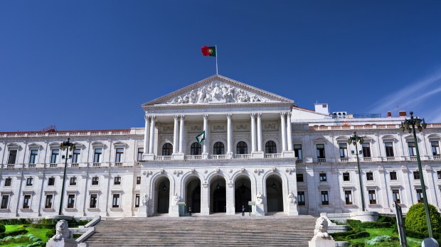 WEB2-PARLIAMENT PORTUGUESE-shutterstock_256938622.jpg