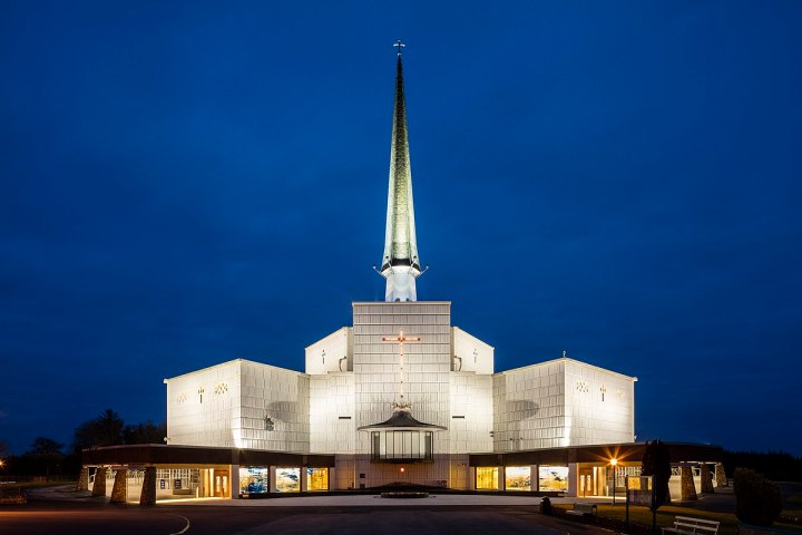 WEB-KNOCK-SHRINE-EXTERIOR-NIGHT-PM-PHOTOGRAPHY-AND-AD-WEJCHERTS-ARCHITECTS-CC-BY-SA-4.0.jpg
