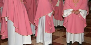 ¿Por qué el ornamento del sacerdote es rosa este domingo?