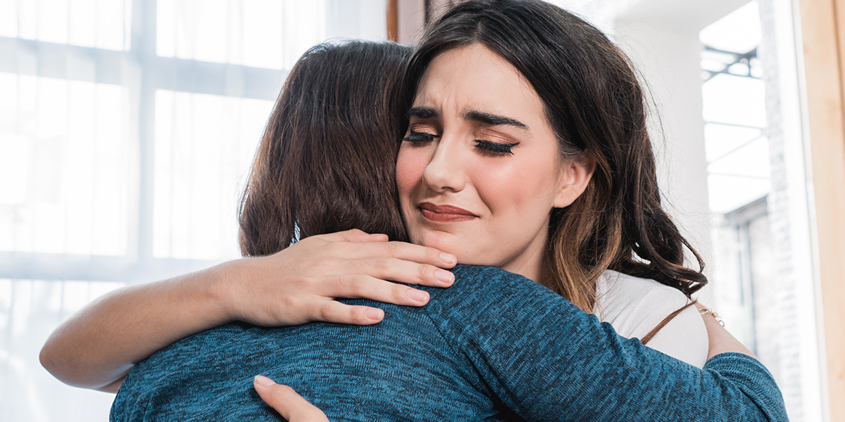 WEB3;WOMAN;TALK;HUG;HELP;Shutterstock_1189288354;KS01
