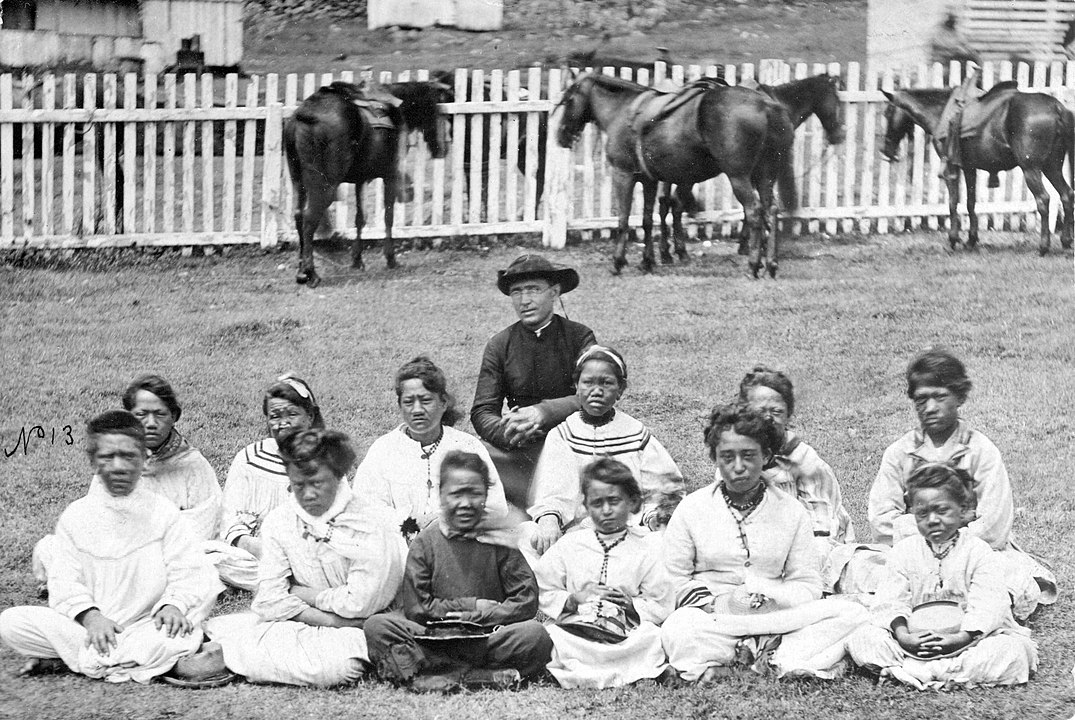 4_Father_Damien_with_the_Kalawao_Girls_Choir_at_Kalaupapa_Molokai_circa_1878.jpeg