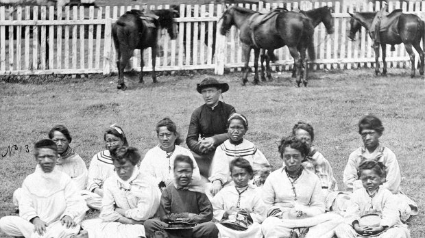 4_Father_Damien_with_the_Kalawao_Girls_Choir_at_Kalaupapa_Molokai_circa_1878.jpeg