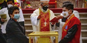 Perú: La corona del Señor de los Temblores en su máximo esplendor