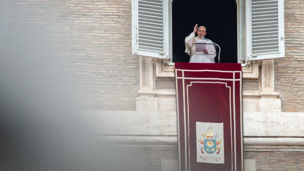 WEB2-AMPAJ0621-POPE-FRANCIS-ANGELUS-Antoine-Mekary-ALETEIA-AM_3880.jpg