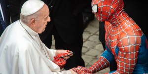 El Papa Francisco recibe a Spiderman