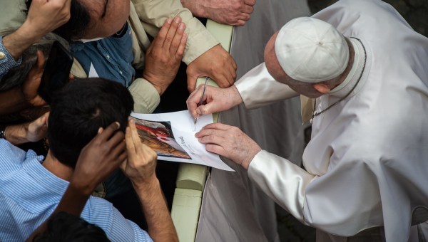 Corner Item Image - Por qué los papas (normalmente) firman con “PP” después de su nombre