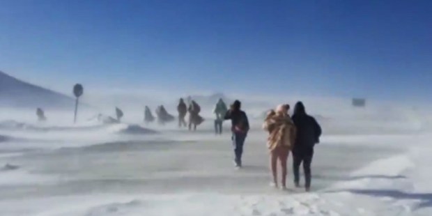 El rescate de 27 migrantes atrapados en una tormenta de nieve