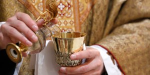 Diez objetos usados en la liturgia que tal vez no conocías