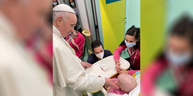 Papa Francisco con los niños en el hospital