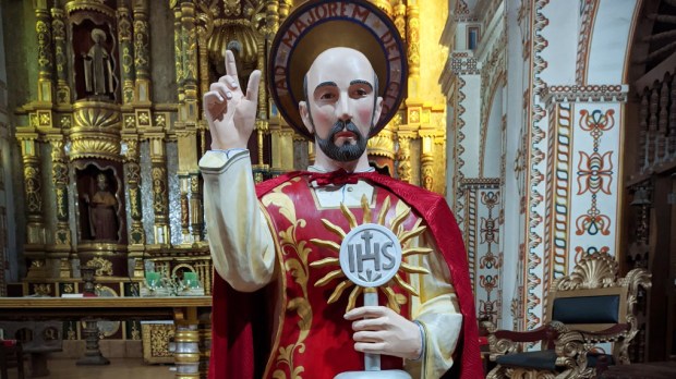 La imagen de San Ignacio que espera compañía en una catedral de Bolivia