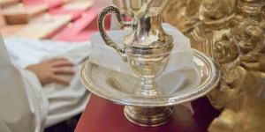 ¿Cómo se lavan los paños sagrados usados en la liturgia?