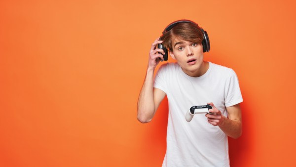 Adolescente jugando a la consola