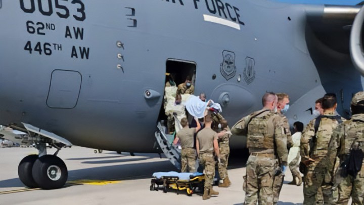 WEB3-BABY-GIRL-BORN-FLIGHT-AFGHANISTAN-01-@AirMobilityCmd.jpg