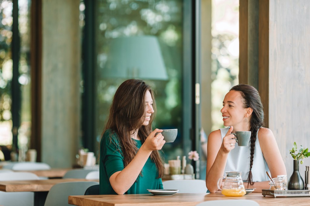 friends-talking-in-a-coffe-bar