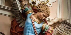 ¿Qué defiende el arcángel san Miguel? 