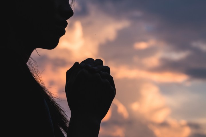 pray woman