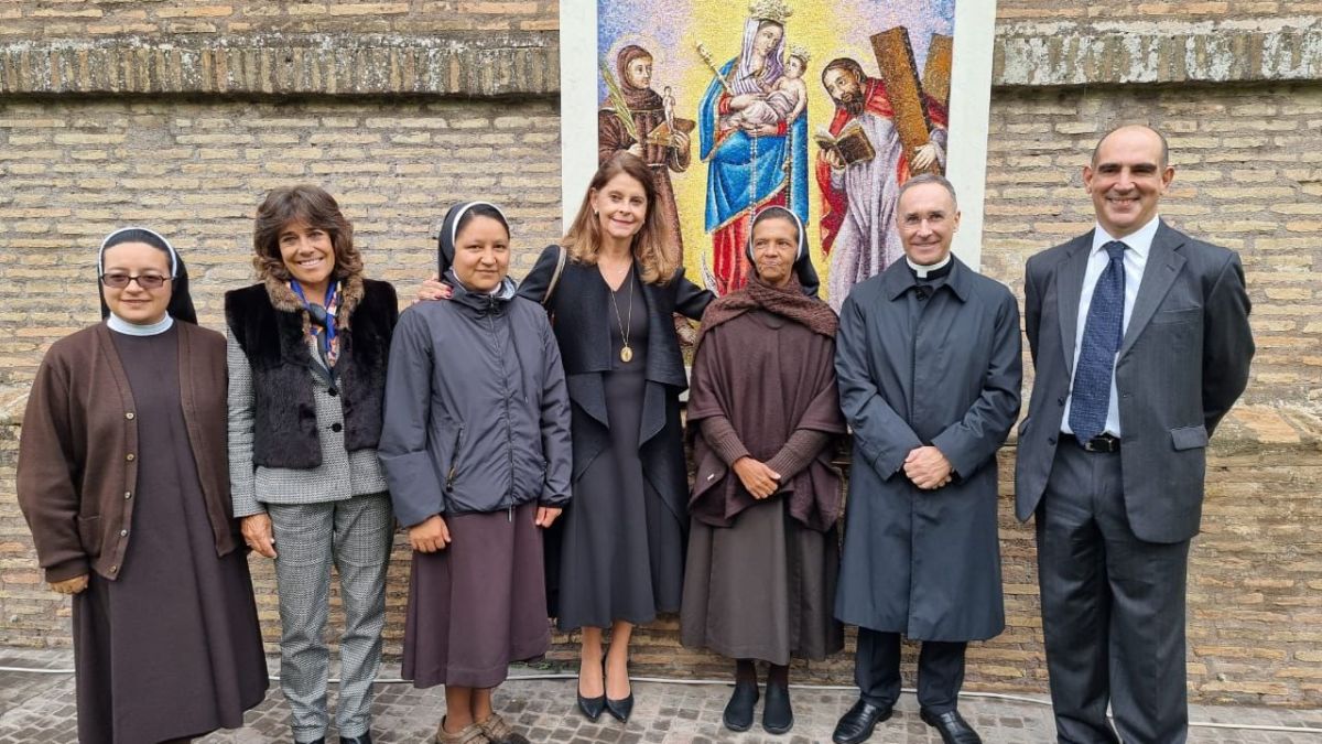 PAPA-FRANCESCO_Vicepresidente_-Marta-Lucia-Ramirez-HERMANA_GLORIA_20211023-WA0004.jpg