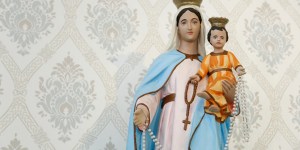 En estos tiempos oscuros, acude con confianza a María