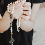 ¿Por qué el Rosario es la oración ideal para las vacaciones?