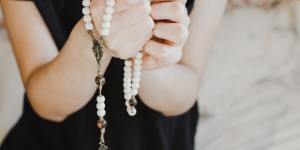 ¿Por qué el Rosario es la oración ideal para las vacaciones?