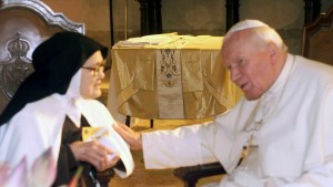 Lucía y Juan Pablo II