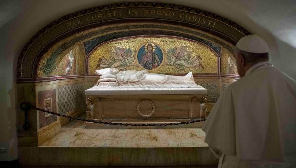 POPE-FRANCIS-PRAY-TOMB-AFP