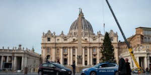 Llegó el árbol de Navidad a la Plaza de San Pedro, 28 metros de altura